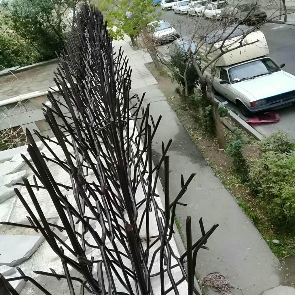 نصب حفاظ روی دیوار باغ محوطه با پایه مهار شده