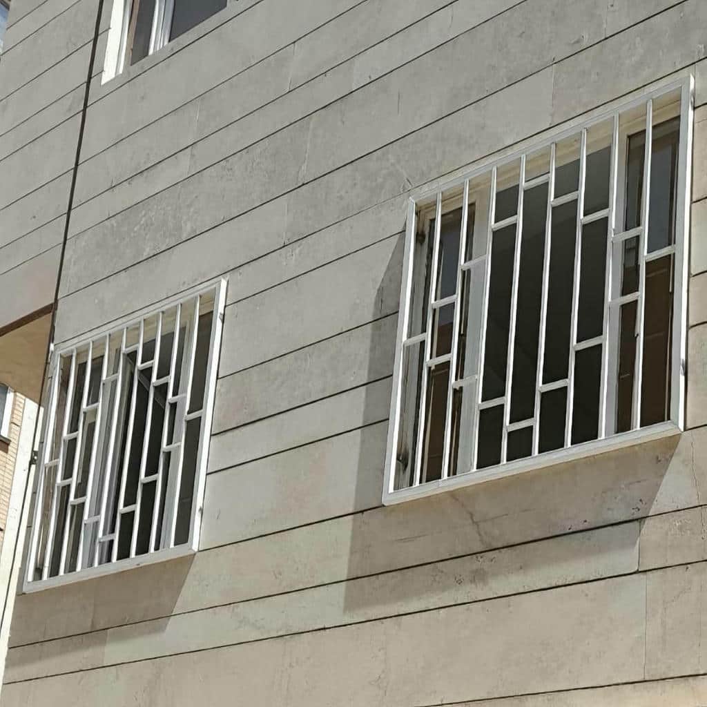 نصب حفاظ پنجره بالکن تراس روی نمای ساختمان