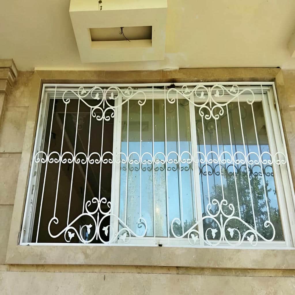 حفاظ پنجره شیک قاب دار با رنگ هماهنگ نما