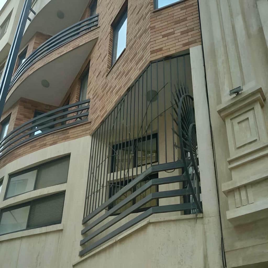 نصب حفاظ پنجره شیک قاب دار روی نمای ساختمان