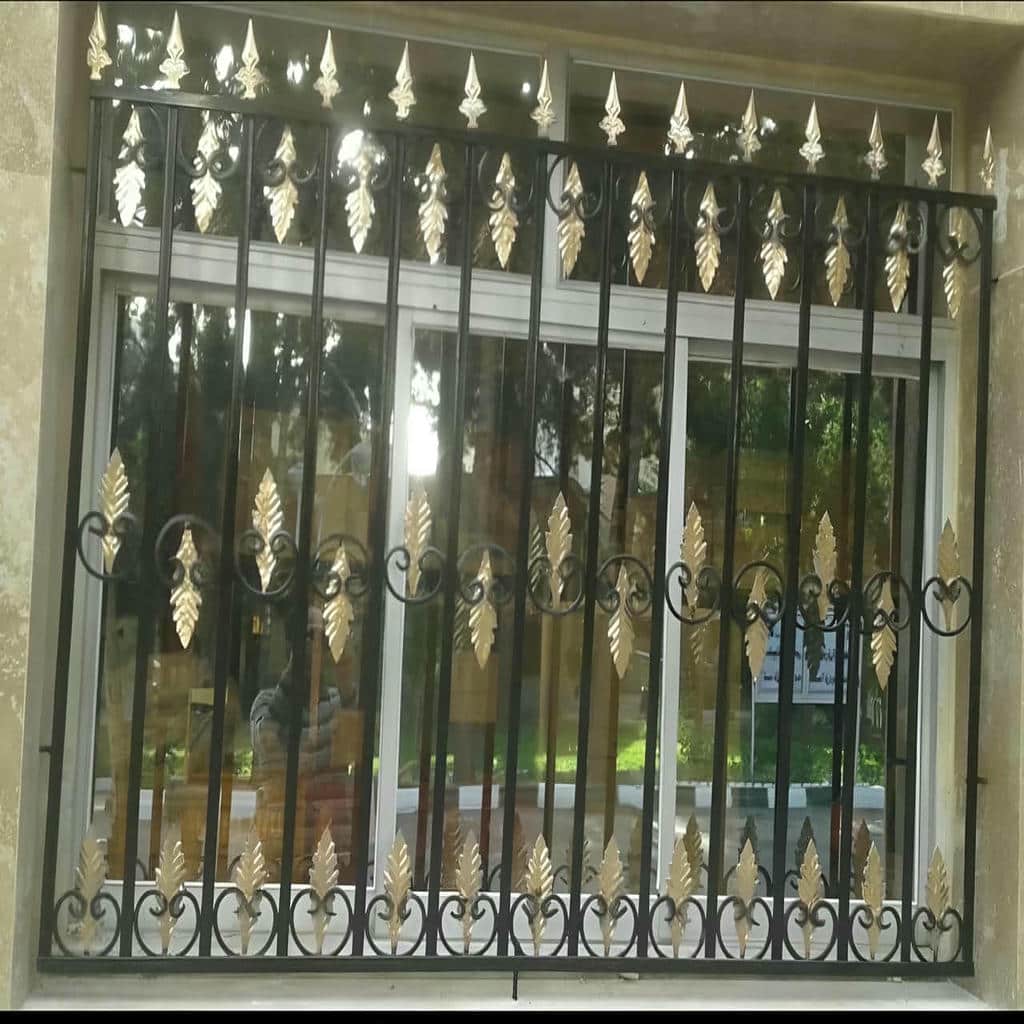 نصب حفاظ پنجره پروفیلی قوطی آهنی روی نمای ساختمان