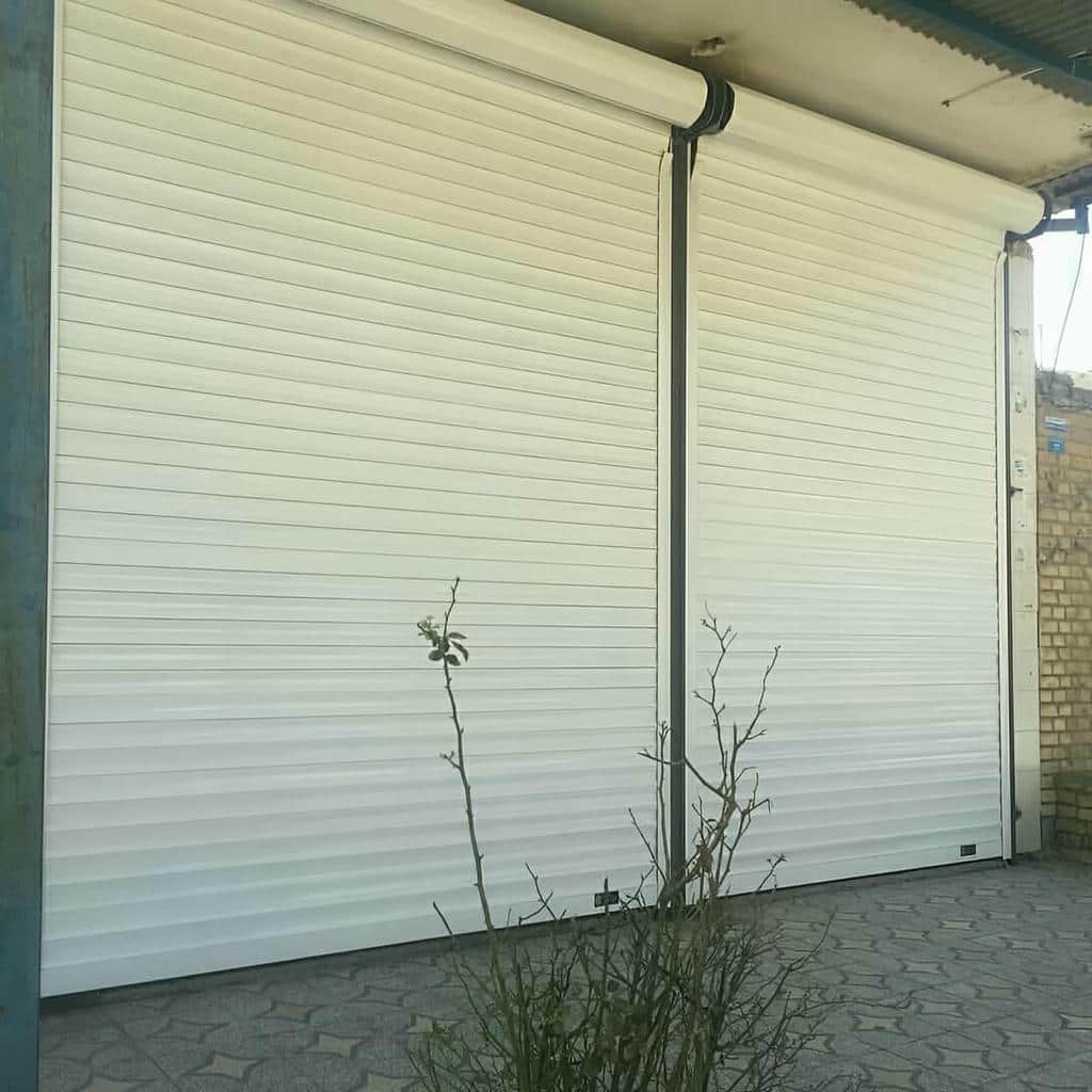 نصب کرکره برقی مدرن نمای تجاری با ریل استاندارد