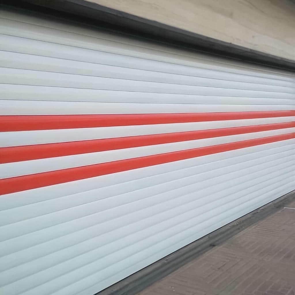 اجرای کرکره برقی رنگی نمای فروشگاه برای ورودی تجاری