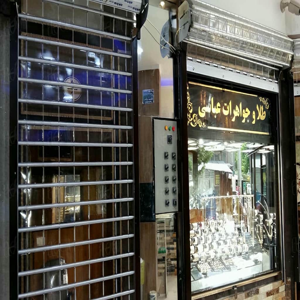 اجرای کرکره برقی مدرن نمای تجاری برای ویترین