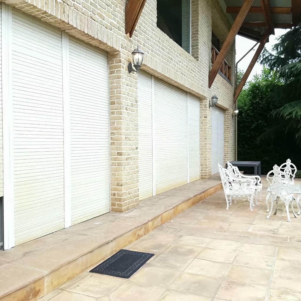 کرکره برقی رنگی نمای فروشگاه مناسب ویترین