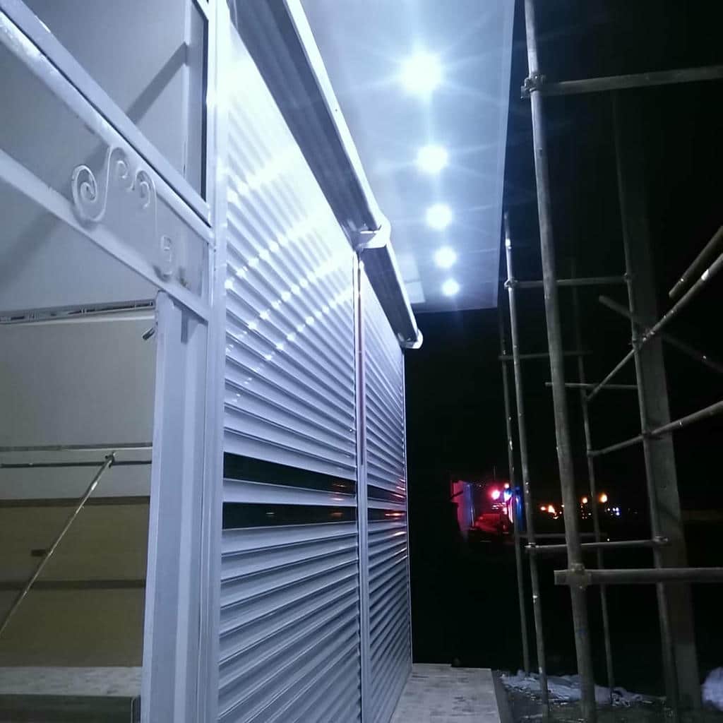 ابعاد سفارش کرکره برقی مدرن نمای تجاری با رنگ کوره‌ای
