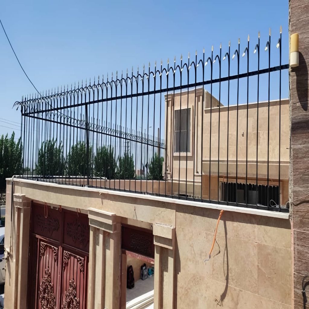 اجرای حفاظ دیوار سیم خاردار ترکیبی برای کارگاه و انبار