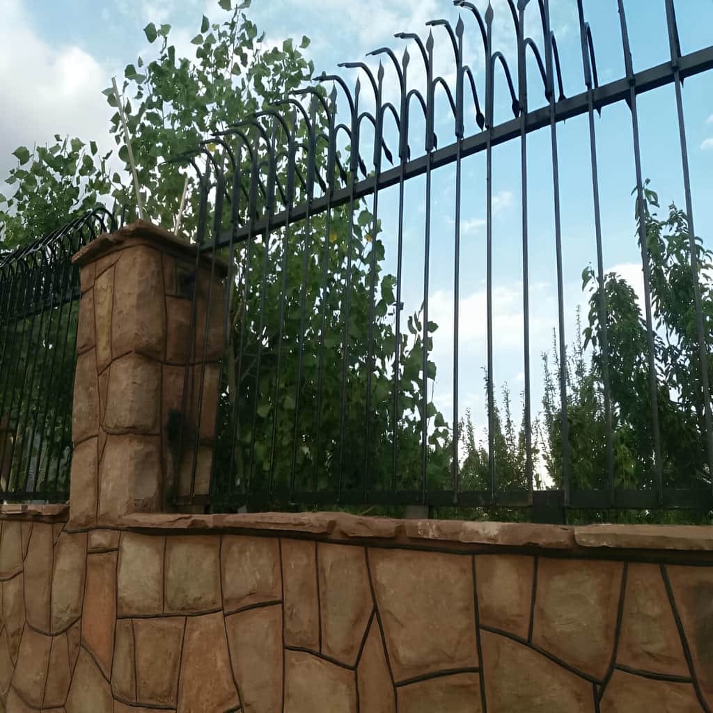 فروش حفاظ سرنیزه ای دیوار حیاط در طرح‌های ساده و تزئینی