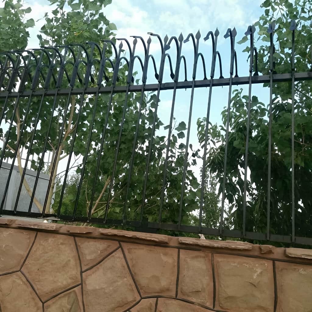 حفاظ سرنیزه ای دیوار حیاط مناسب نمای کلاسیک