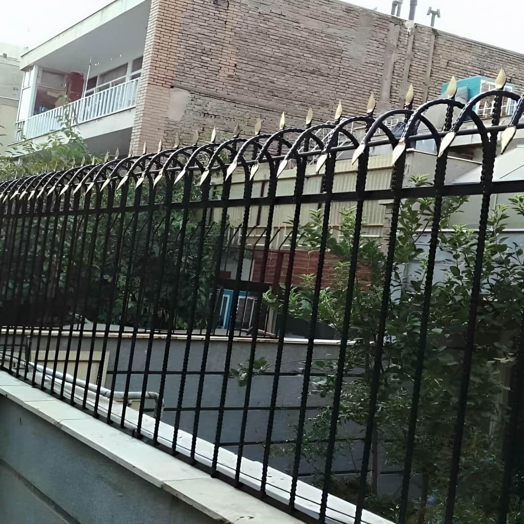 خدمات نصب حفاظ سرنیزه ای دیوار حیاط با تراز دقیق
