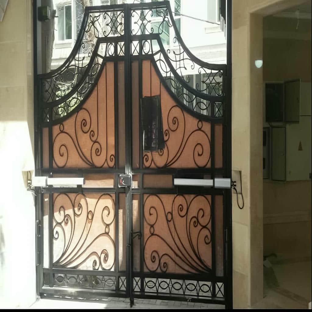 اجرای جک درب پارکینگ هیدرولیک صنعتی با تابلو فرمان دقیق