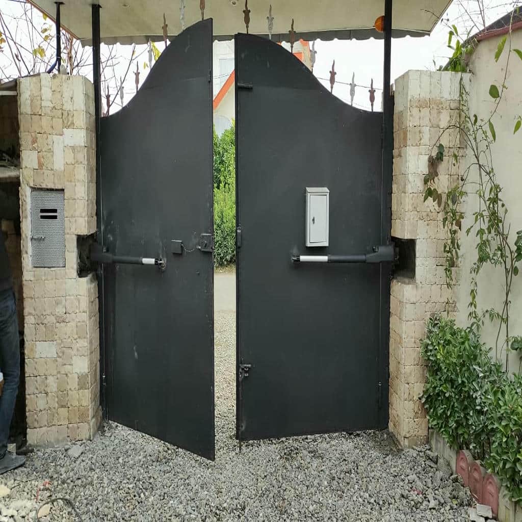 نصب جک بازویی درب پارکینگ دو لنگه با چشمی ایمنی