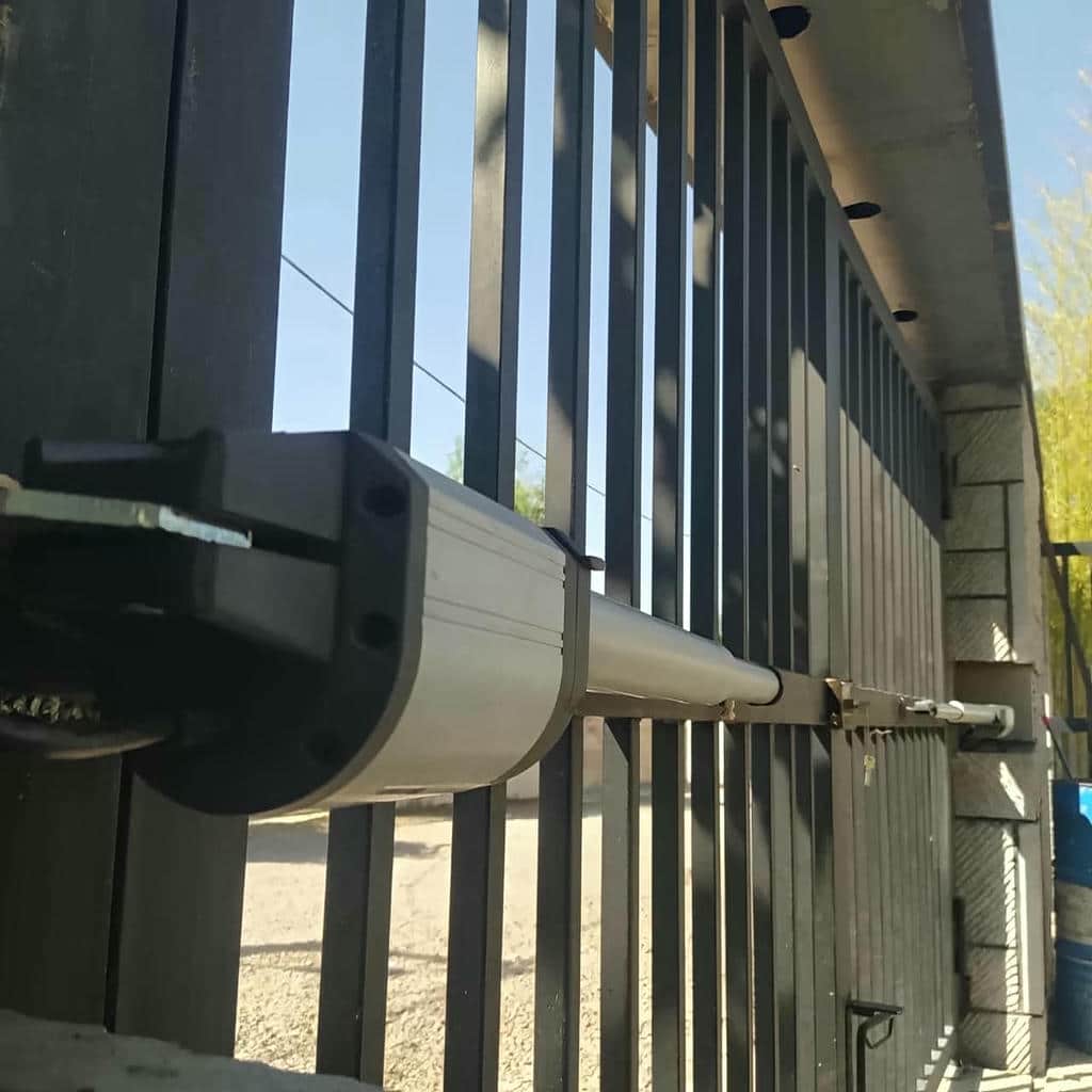 جک بازویی درب پارکینگ دو لنگه برای ورودی حیاط