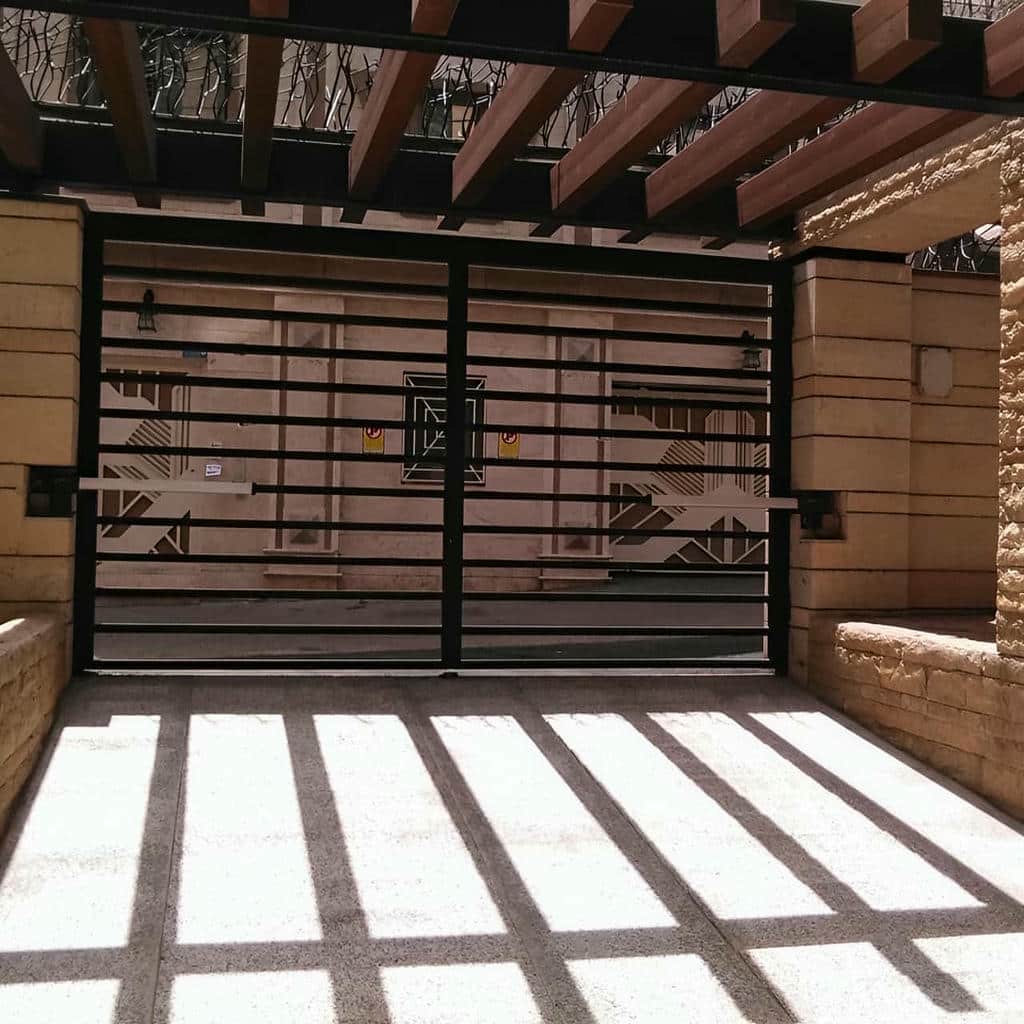 اجرای درب برقی حیاط لولایی با تابلو فرمان