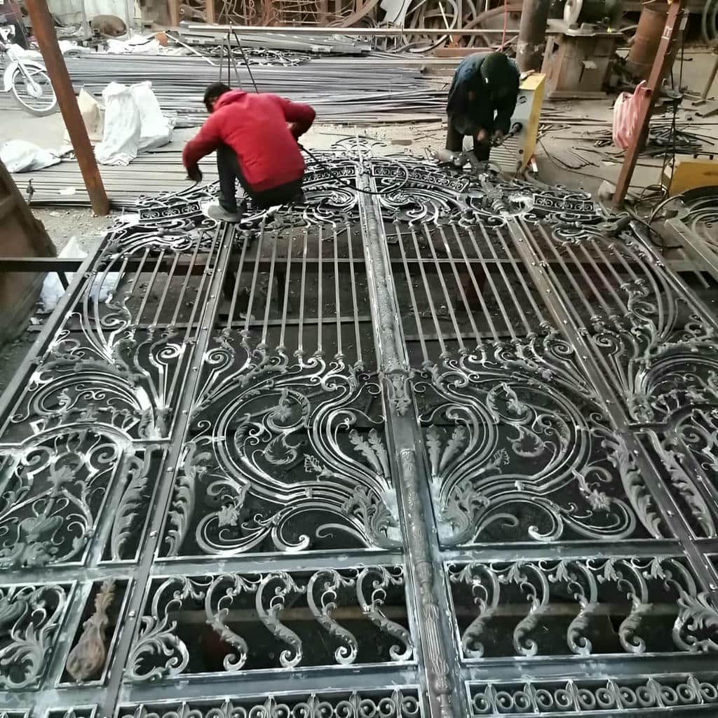 درب ویلایی فرفورژه نمای رومی تاج‌دار برای سفارش ویلا
