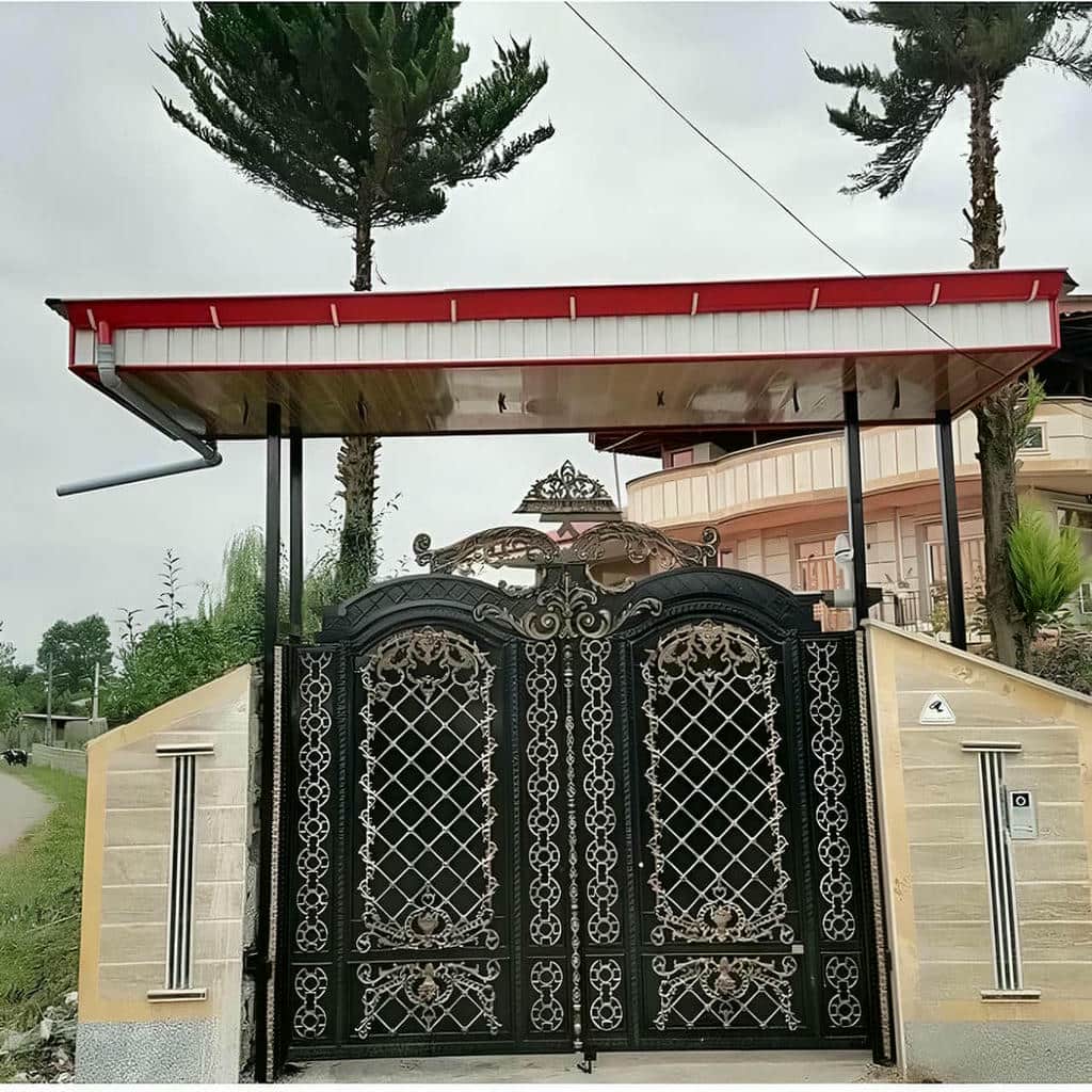 نصب درب ویلایی فرفورژه نمای رومی کنار ستون سنگی