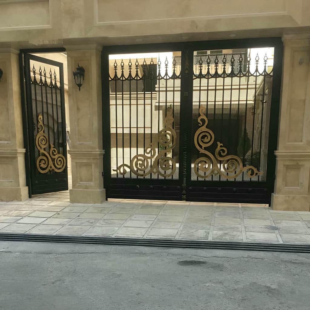 قیمت درب حیاط فرفورژه نمای رومی بر اساس متریال