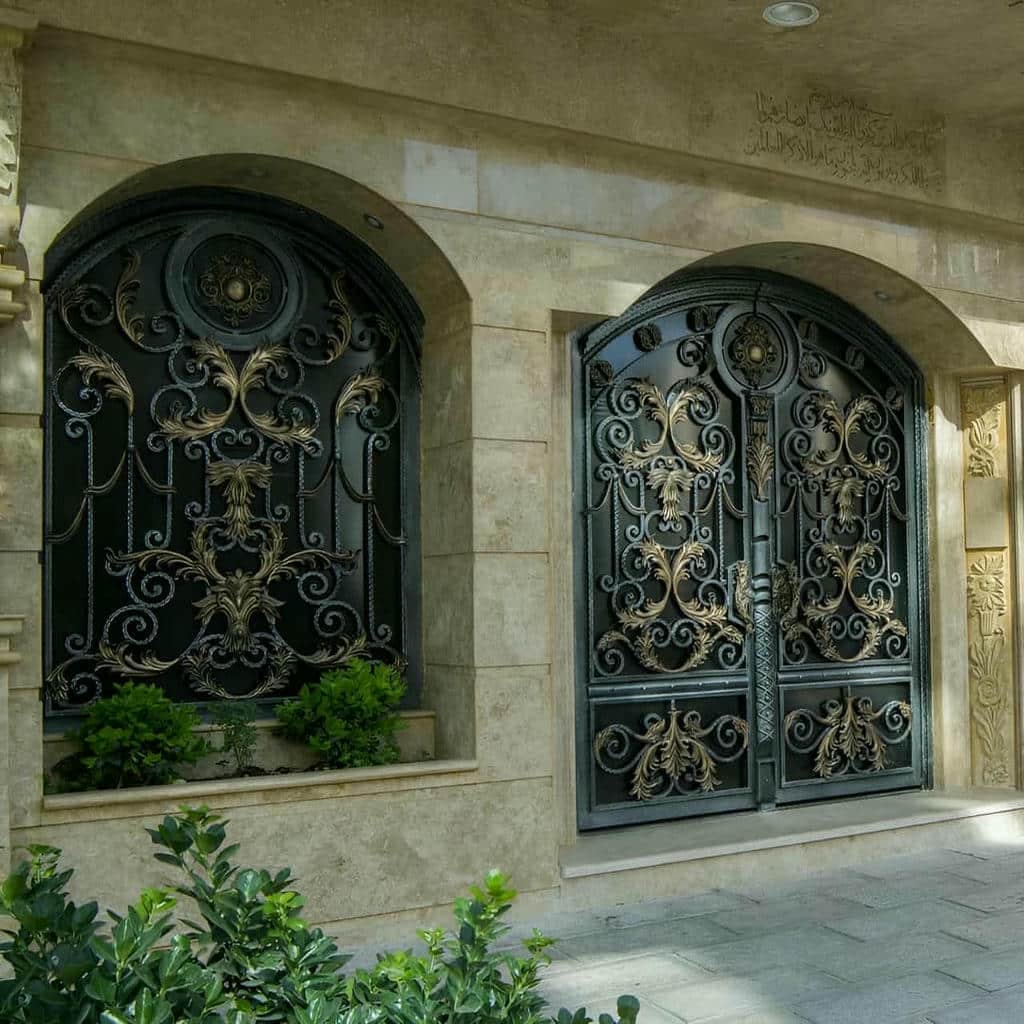 خرید درب حیاط طاق دار با طرح فرفورژه