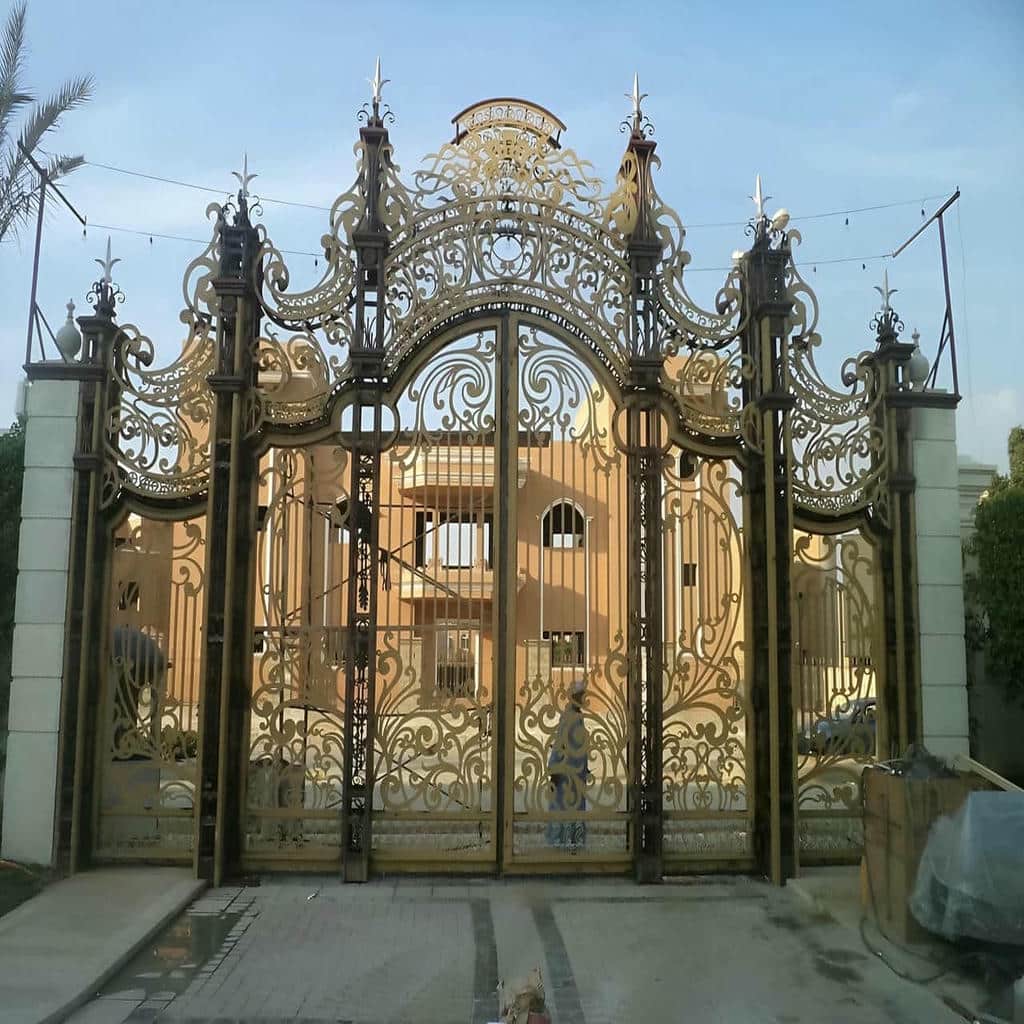 سفارش درب حیاط سفید طلایی با طرح فرفورژه