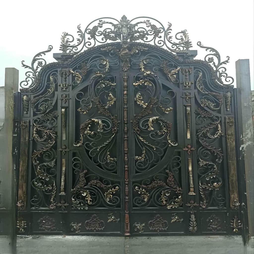 درب حیاط ویلایی قوسی نیمه پوشیده برای عبور نور