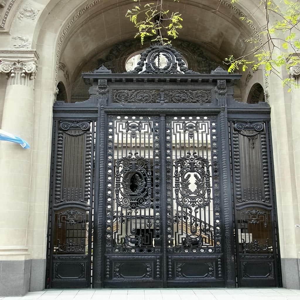درب فلزی حیاط حصاری عمودی با طراحی ساده