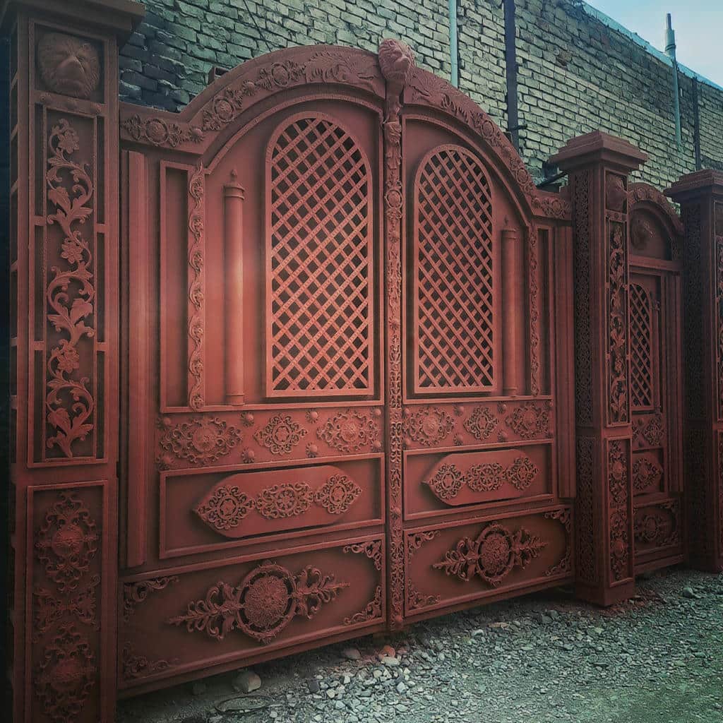 خدمات نصب درب ویلایی فرفورژه نمای رومی با اندازه‌گیری دقیق