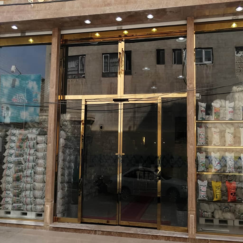 تولید درب اتوماتیک شیشه ای لولایی برای فضای تجاری