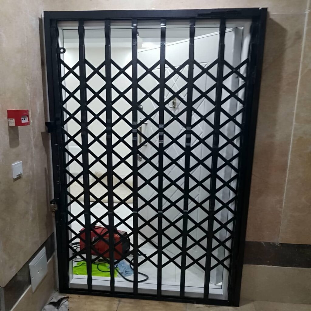 درب آکاردئونی باغ با رنگ بندی هماهنگ با نما