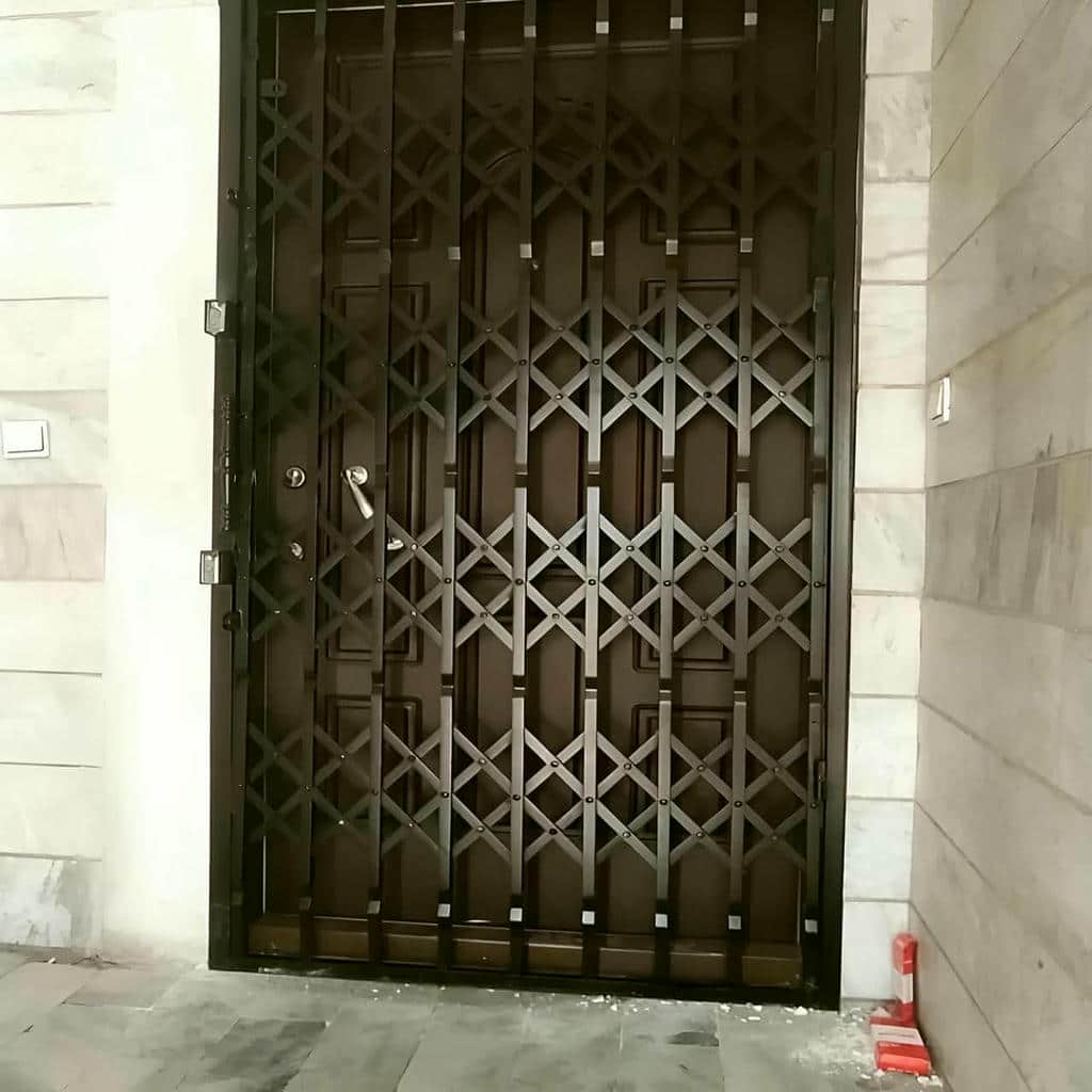گارد درب آپارتمان با متریال مقاوم