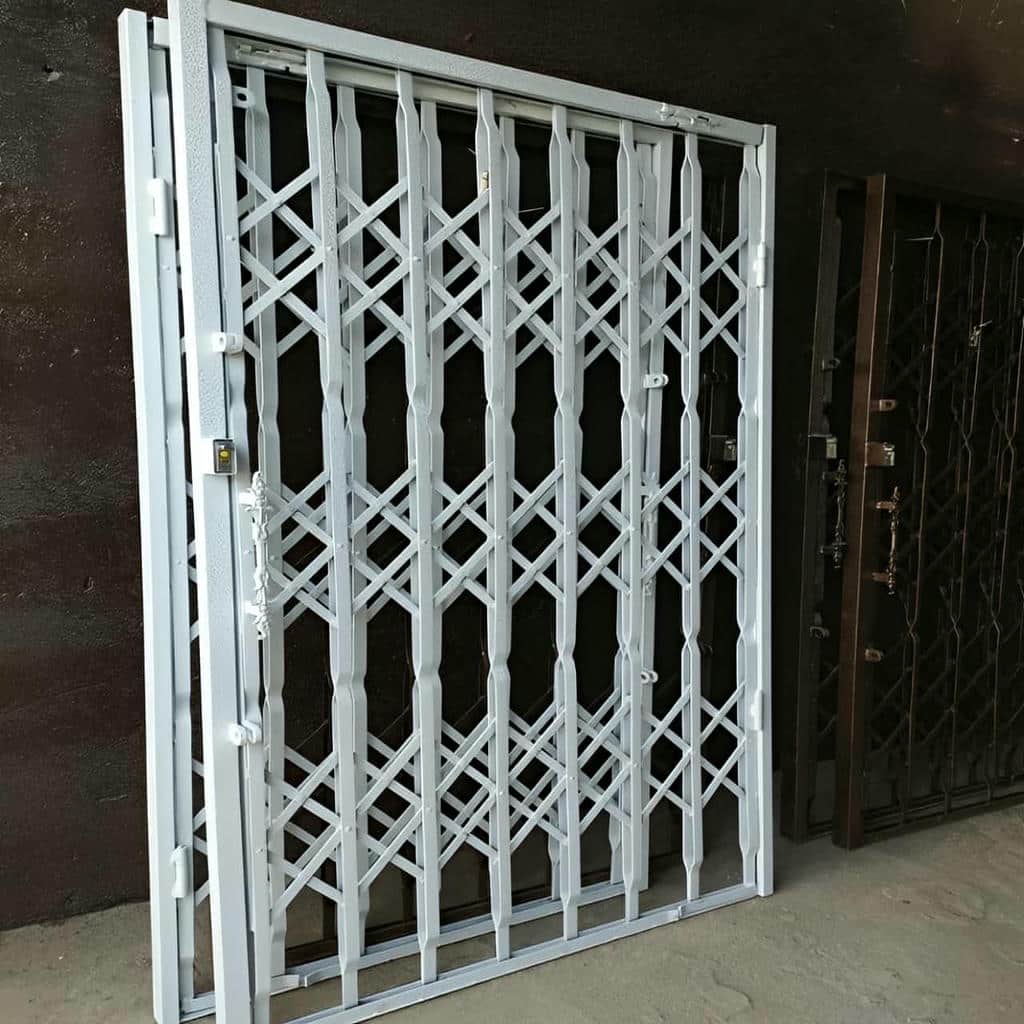 درب آکاردئونی آپارتمان با قفل و اجزای حفاظتی