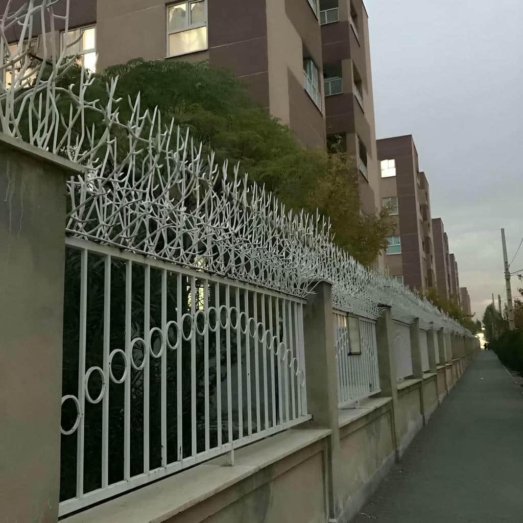 حفاظ شاخ گوزنی طرح اف مناسب دیوار ورودی ساختمان