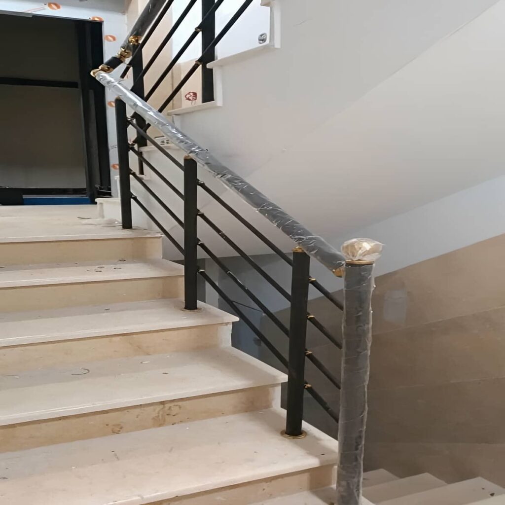 نرده استیل بالکن با طراحی مدرن فلزی