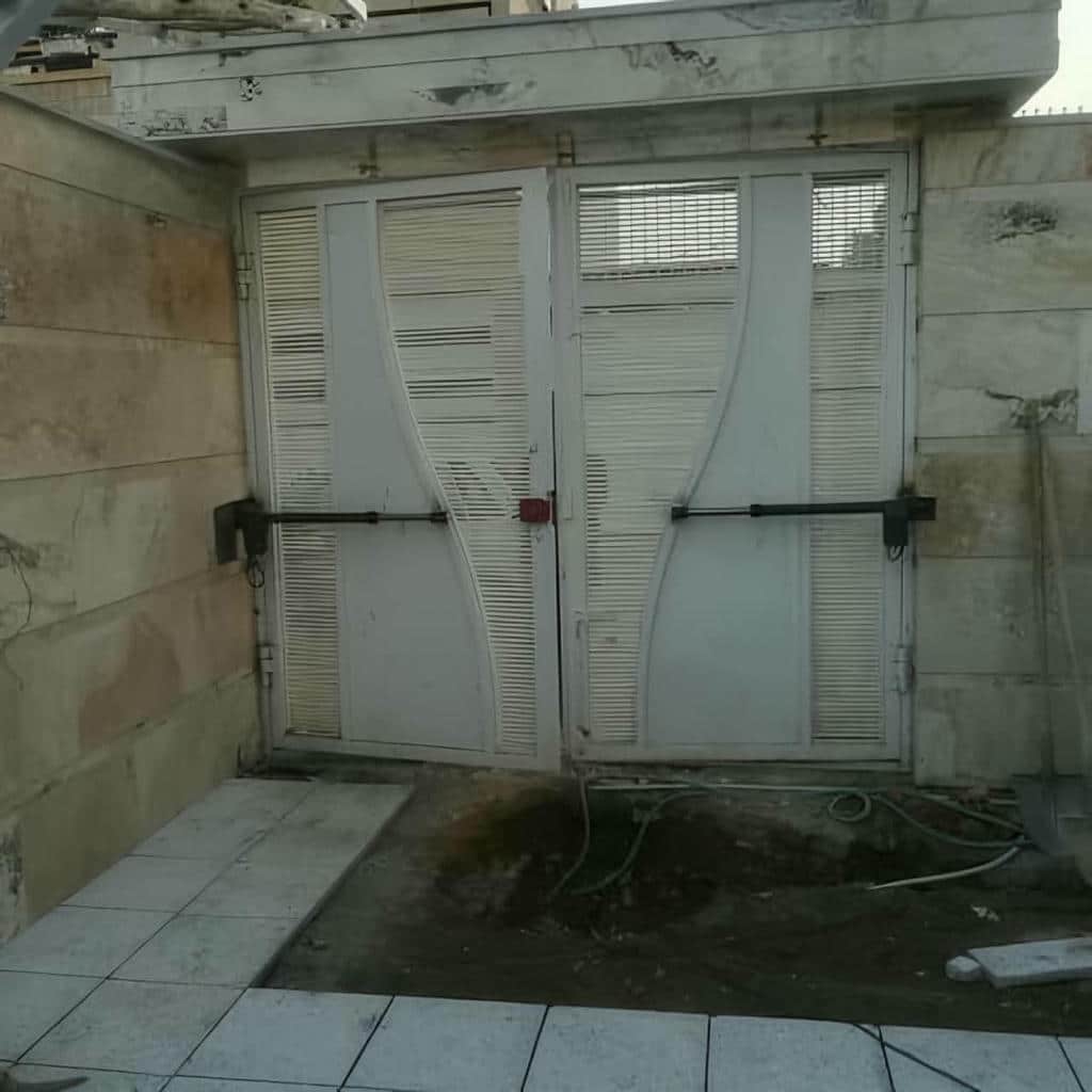 جک درب پارکینگ در فضای پارکینگ