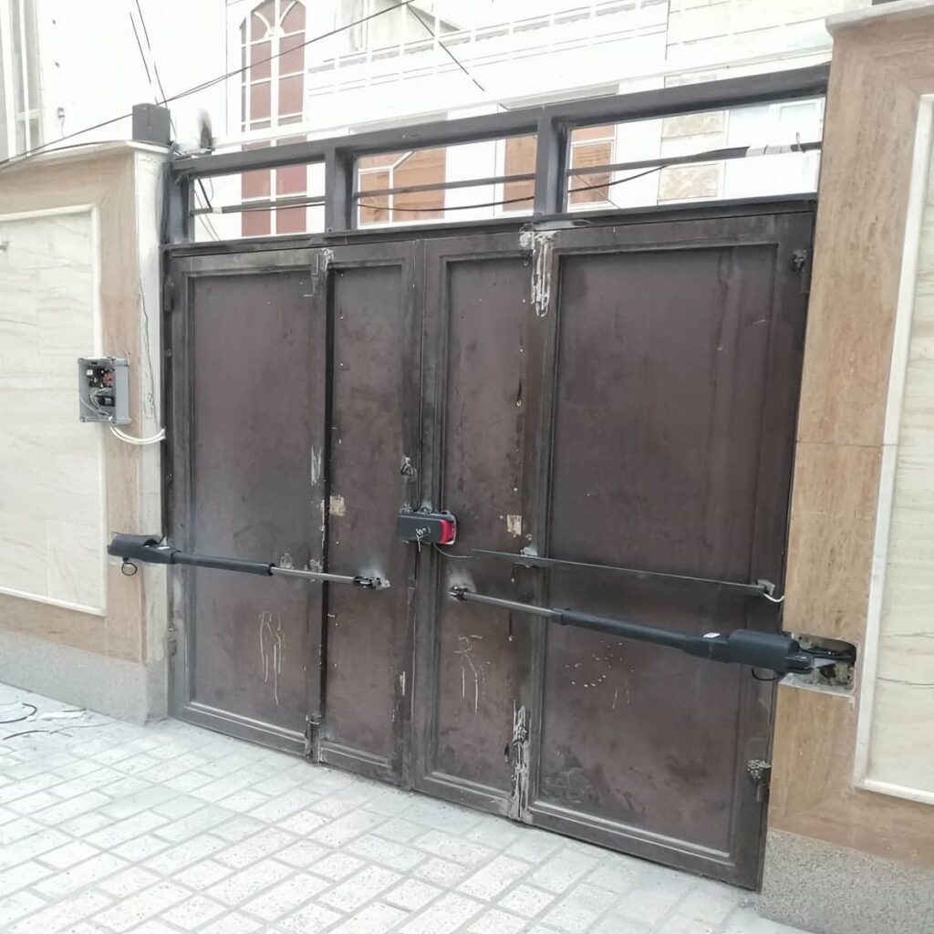 اپراتور درب پارکینگ با رنگ هماهنگ نما