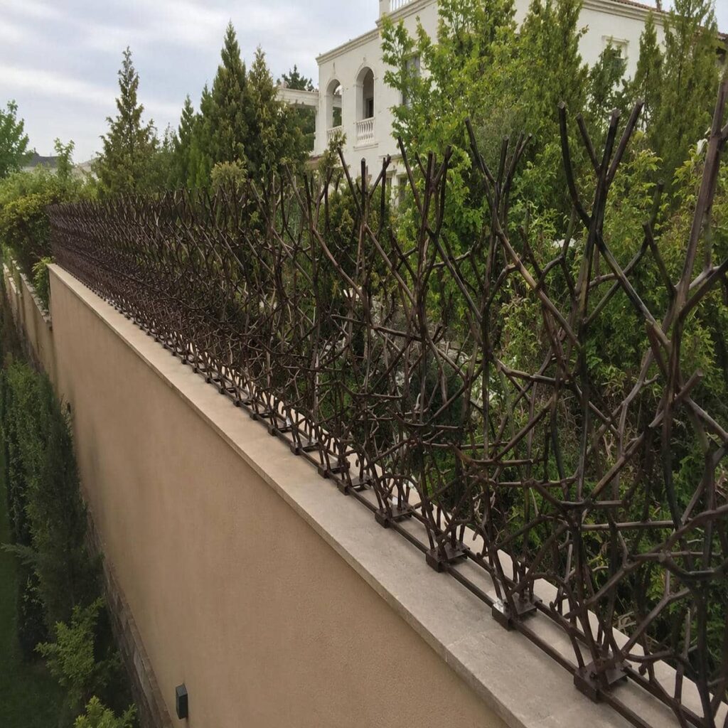 نرده روی دیوار نمای کلاسیک فرفورژه