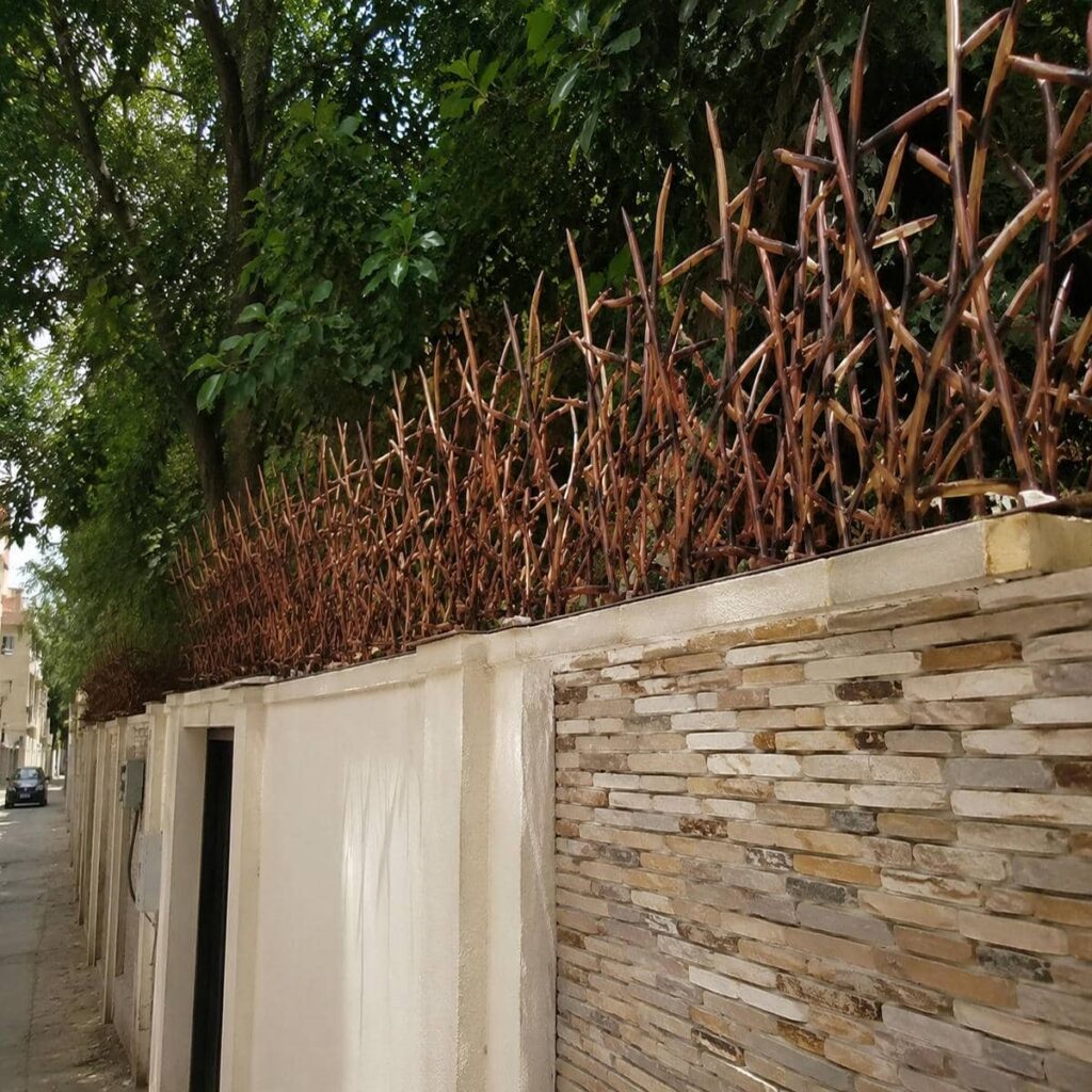 حفاظ روی دیوار حیاط مدل شاخ گوزنی فلزی