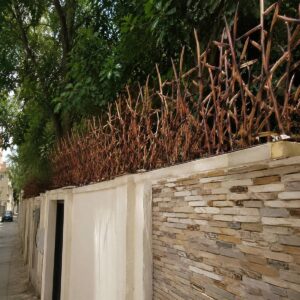 حفاظ روی دیوار حیاط مدل شاخ گوزنی فلزی
