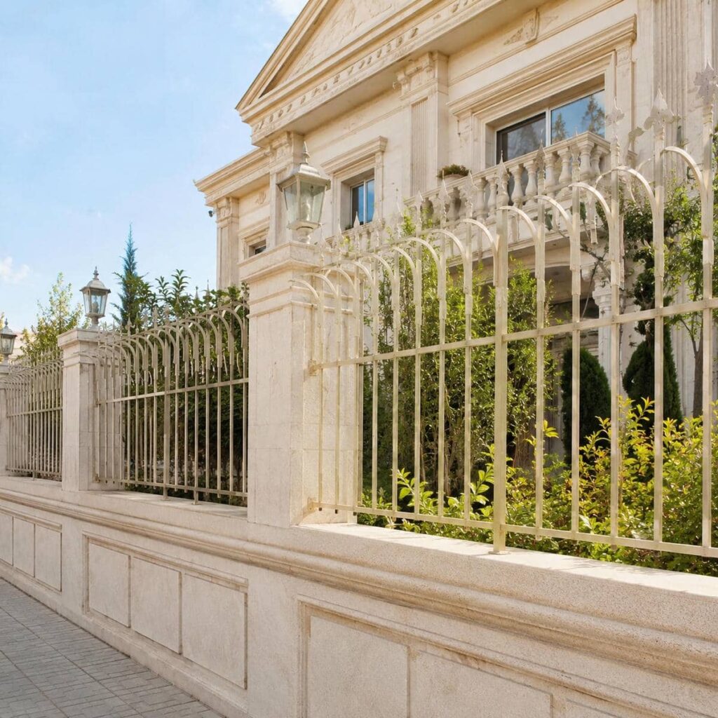 حفاظ روی دیوار حیاط با پوشش رنگی