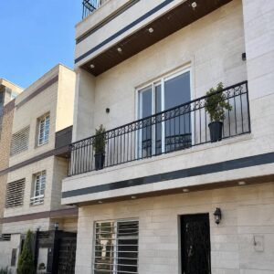 نرده بالکن فلزی با طراحی هماهنگ نمای ساختمان