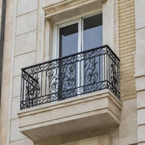 نرده کلاسیک بالکن با طراحی تزئینی